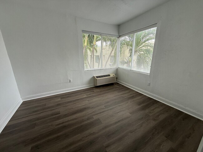 320-380 80th St Unidad : 16
