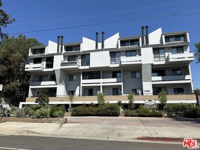 Building Photo - 13331 Moorpark St Rental