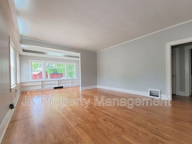 Photo - 301 25th St N