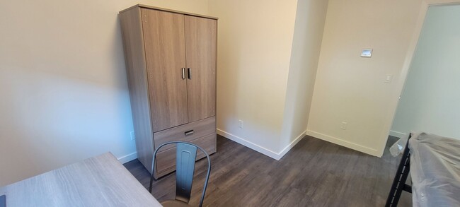 Building Photo - Single Bed Available Newly Renovated Build... Unit D - Room 4 Rental