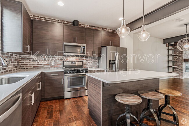 Building Photo - 848 Kalamath St Rental