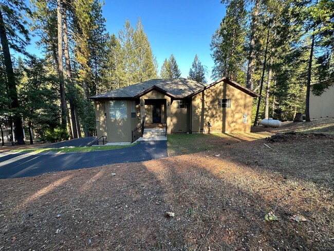 Building Photo - 4 Bedroom 2.5 Bath Foresthill rental oppor...