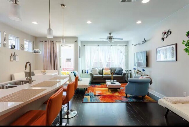 Photo - 807 E 16th St