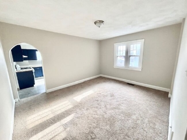 Photo - 874 Vankirk St