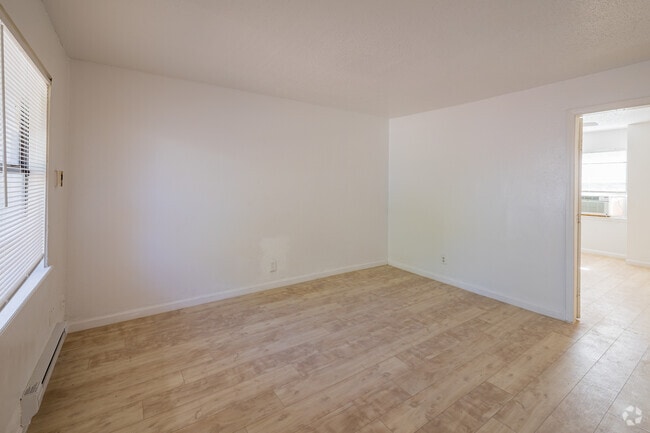 1BR, 1BA - 700SF - Living room