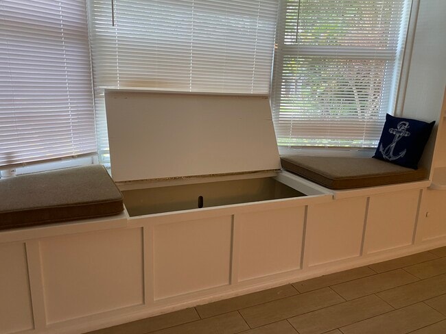 Almacenamiento en el asiento de la ventana de la sala de estar - 4117 Van Buren St
