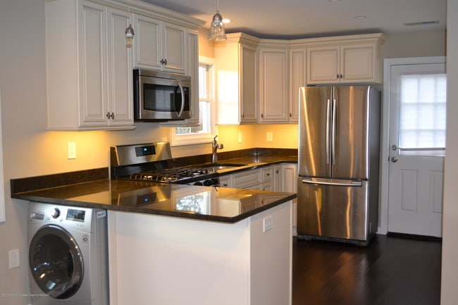 Photo - 3147 Hiawatha Ave