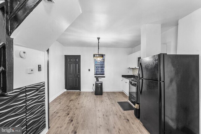 Building Photo - 811 W Schiller St