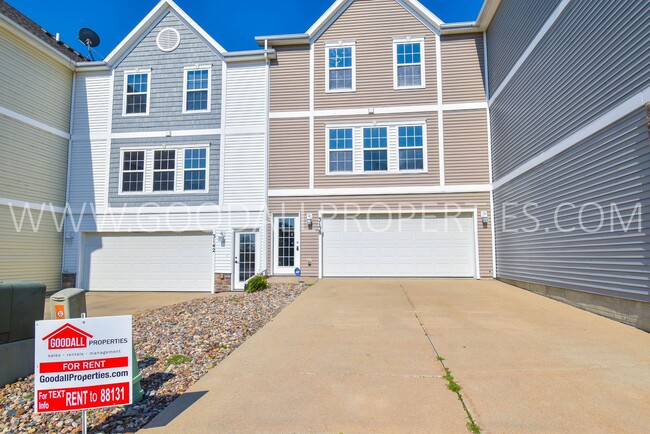 Building Photo - 2 Bedroom 2 Bath Updated Townhome in Ankeny with attached two car garage