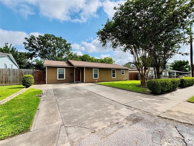 Building Photo - 2413 Kingsdale Dr Rental