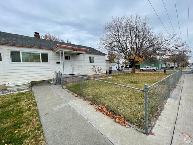 Building Photo - 2 bd., 1 bath with extra bonus finished ba... Rental