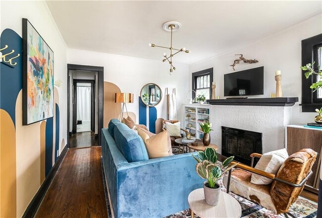 Photo - 909 Austin Ave NE