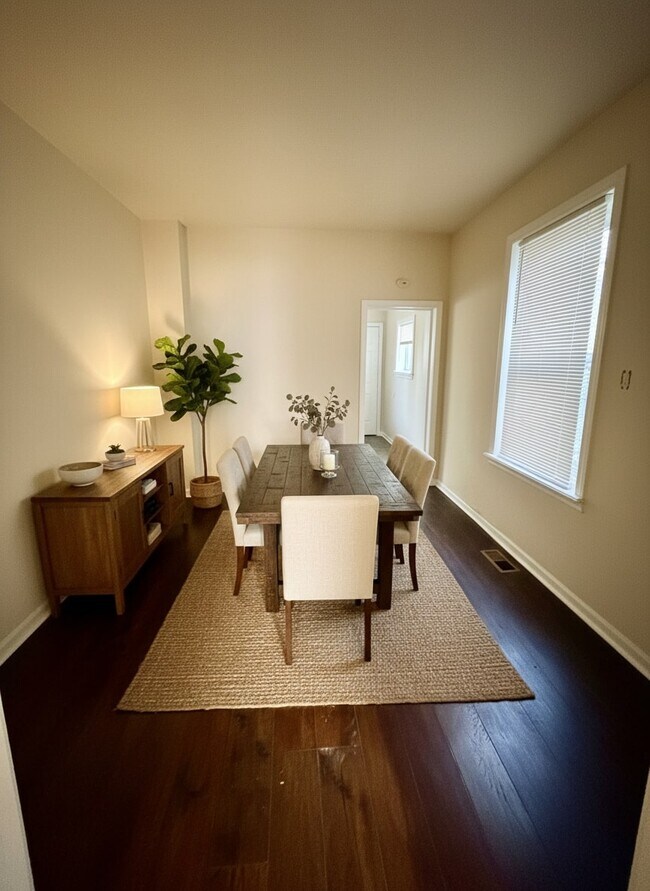 Photo - 1943 E Monmouth St