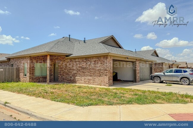 Building Photo - Rare CORNER Lot 3 Bedroom Townhome