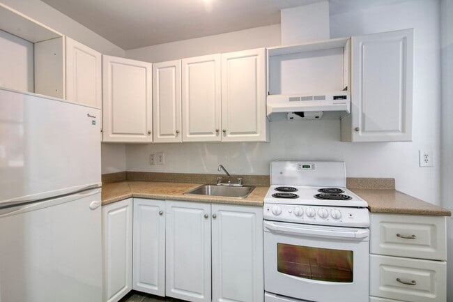Building Photo - 3421 Rue Durocher Unit 104