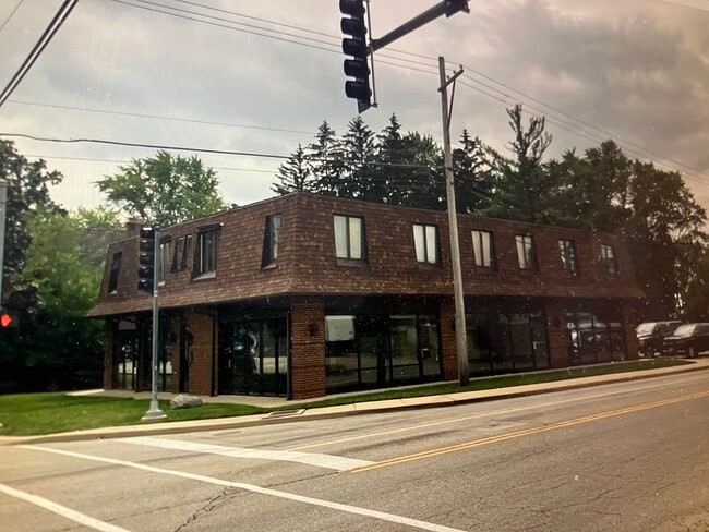 Building Photo - 558 Main St Unit 1