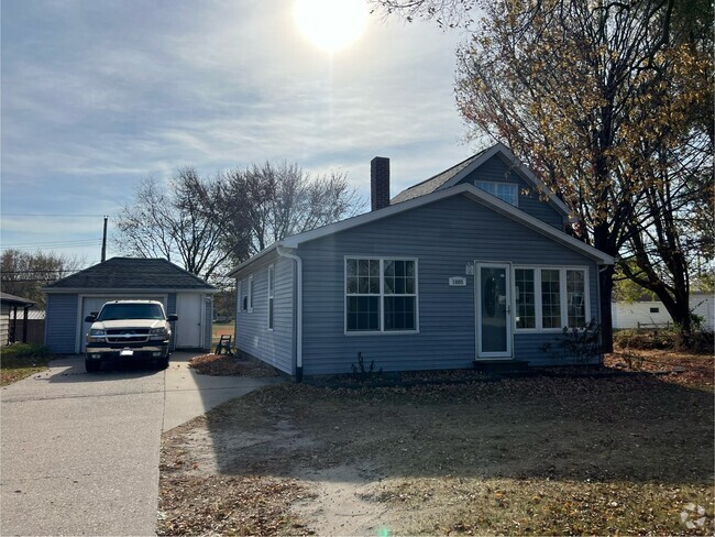 Building Photo - 1005 E Main St Rental