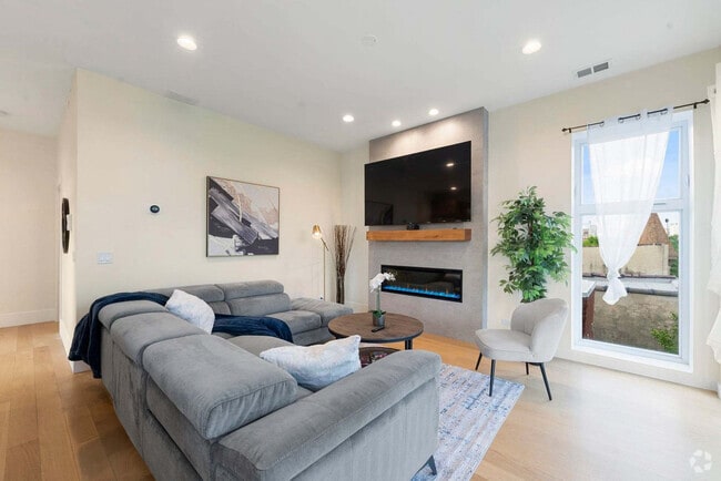 Building Photo - 2110 W Washington Blvd Rental