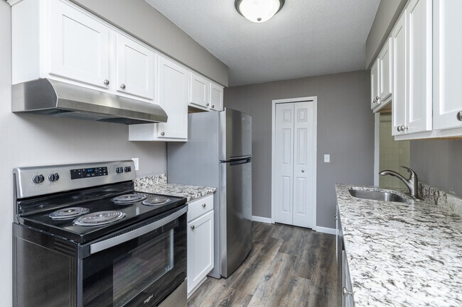 2BR, 1BA - 860SF - Kitchen