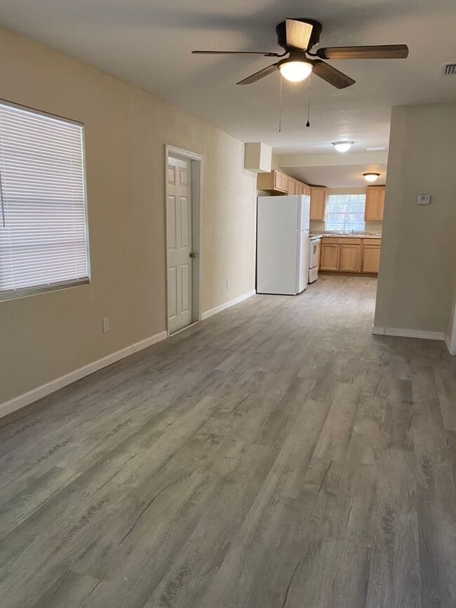 Photo - Move-in ready 4bed/1bath single family home!