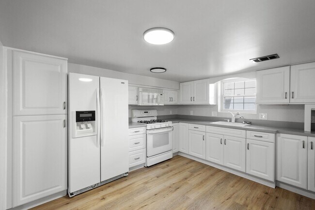 Building Photo - Stunning 4 Bedroom home in North Versailles available January 15!