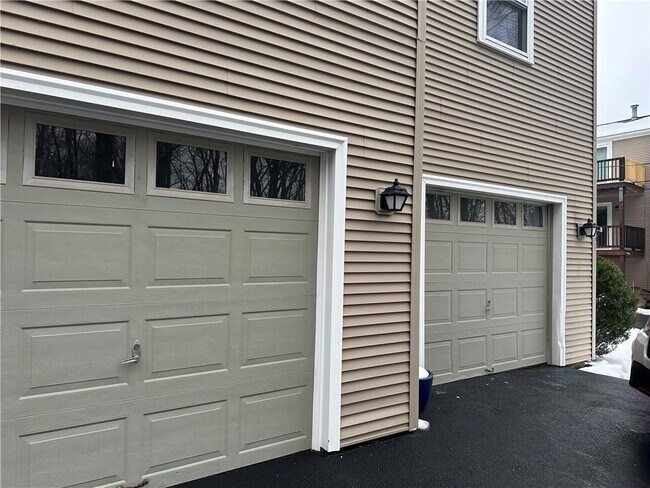 Photo - 351 New London Ave