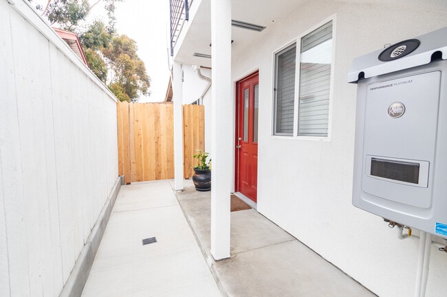 Photo - 582 Douglas St Unit Downstairs