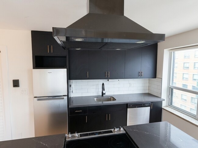 420 Eglinton Ave E Unit 402