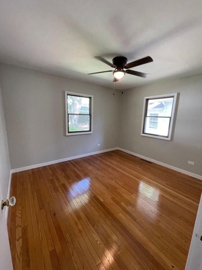 Building Photo - 3 Bedroom House Close to Columbian Park!