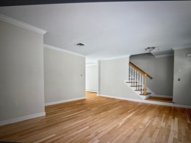 Photo - 323 Commercial St