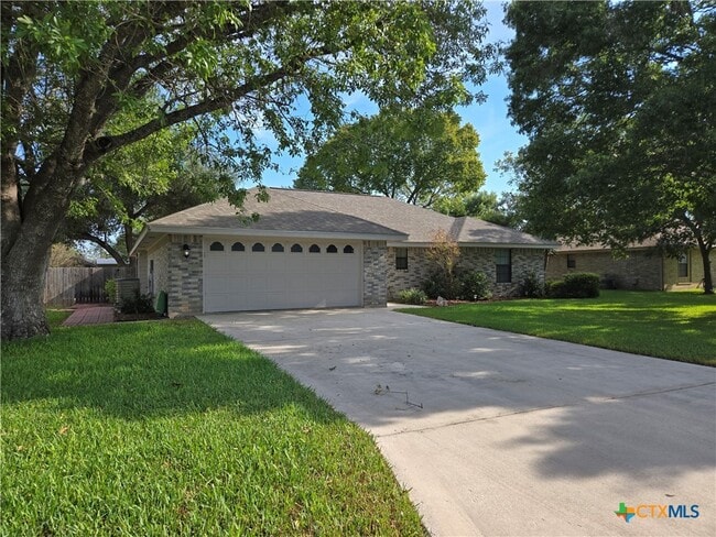 Photo - 772 Country Club Dr House