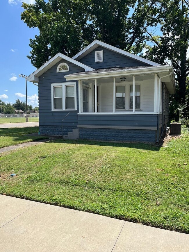 Building Photo - 4 Bedroom, 2 Bath East Side Near Universit... Rental