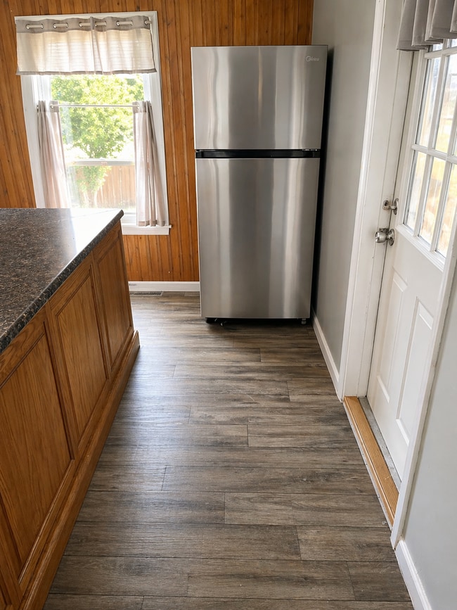 Photo - 633 E 11th St