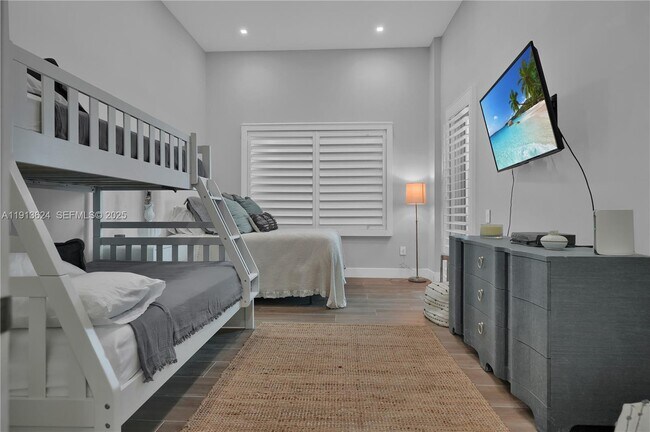 Photo - 5555 Collins Ave Unit 3E