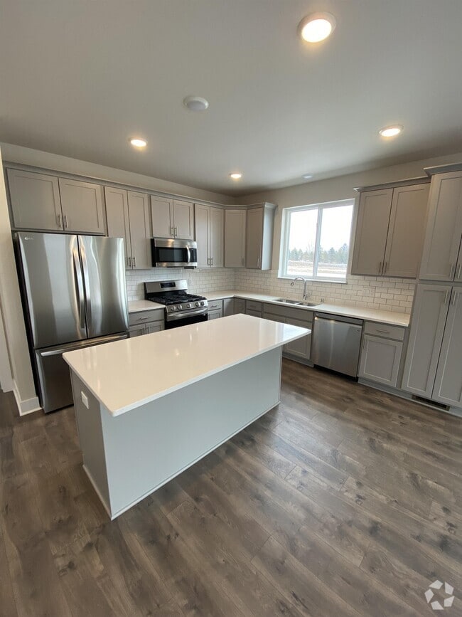 Building Photo - W218N16014 Tiger Lily Dr Rental