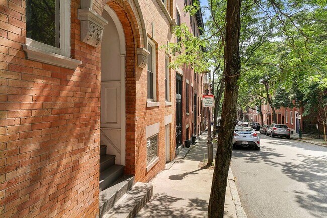 Ventanas delanteras por encima del nivel de la acera - 67 Baldwin St Unidad 1