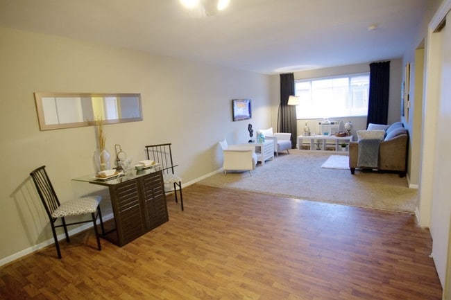 Photo - Royal James Plaza