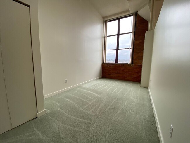 Photo - EastSide / Shadyside! Hardwood/Brick/Lots of Windows! Incredibly Spacious! Call Today!