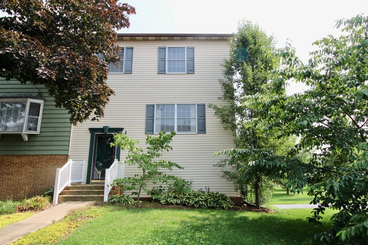 Photo - 2 bedroom townhome with a backyard oasis for rent! - 907 Meadowlark Dr.