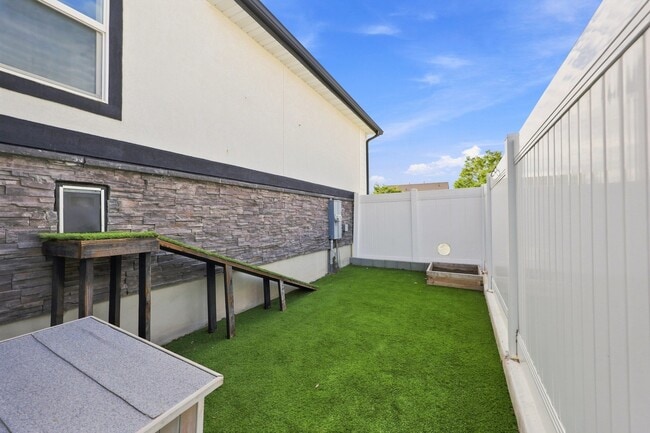 Photo - 956 W 900 S