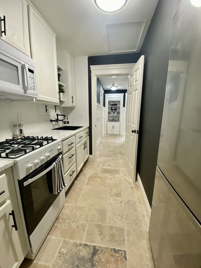 Building Photo - Camarillo- Stylish One Bedroom off Main House