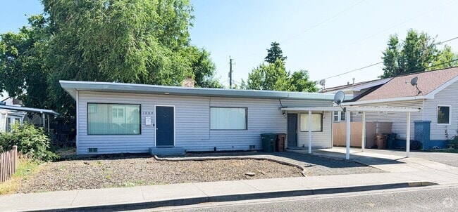Building Photo - Welcome to this Charming 3 bedroom, 2 bath... Rental