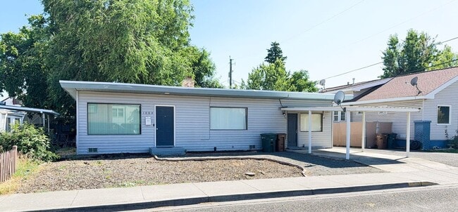 Building Photo - Welcome to this Charming 3 bedroom, 2 bath... Rental