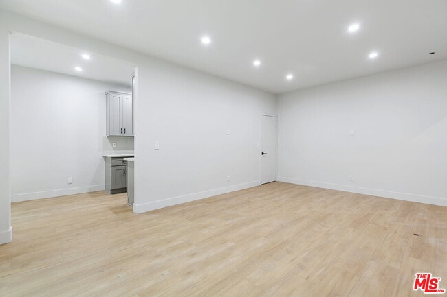 7229 Willoughby Ave Unit 15
