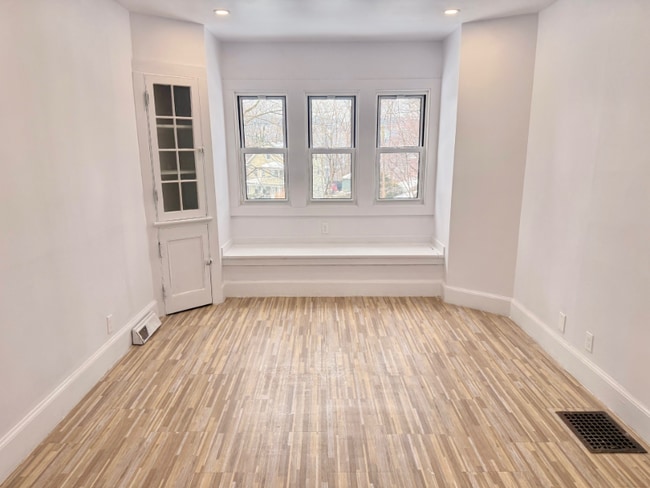 Photo - 112 Hawthorne Ave Unit 112