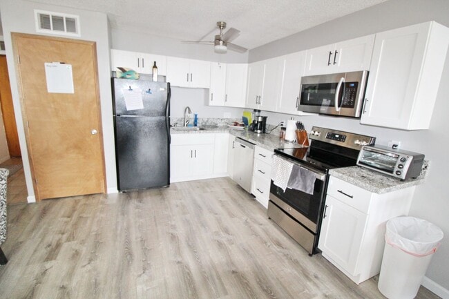 Photo - Maalaea Yacht Marina - 3rd Floor right on ... Unit #303