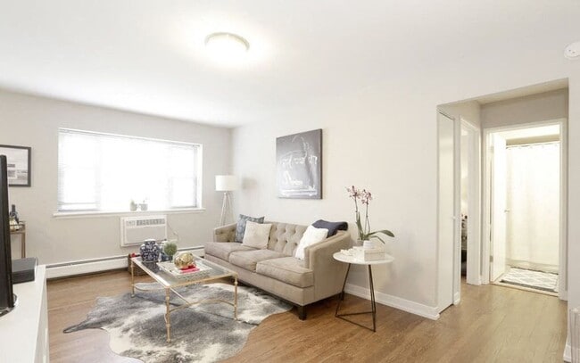 Photo - 525 W Oakdale Ave