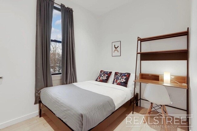 Photo - Spacious 5BR / 3BA with Private Roof Access in Bushwick Unit 2
