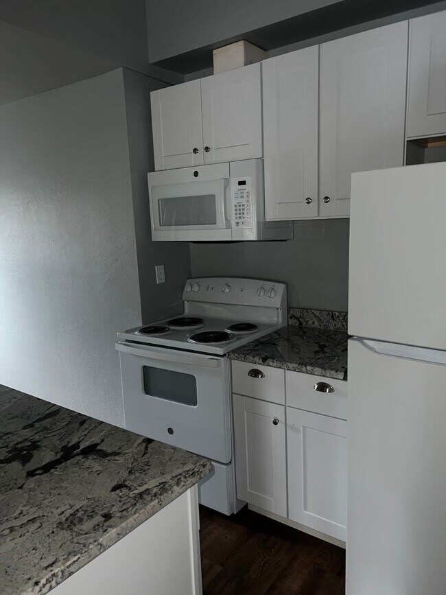 Photo - 1 BED W/BONUS ROOM, FENCED YARD, NEW APPLI...
