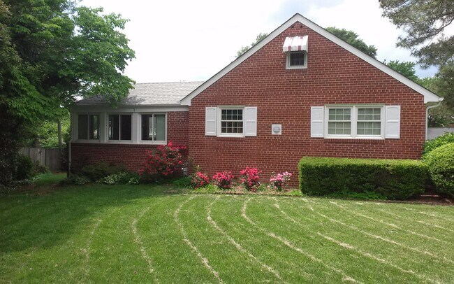 Photo - Classic 3 bedroom 1 bath brick ranch